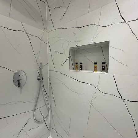 Twins Hotel Вльора Екстер'єр фото