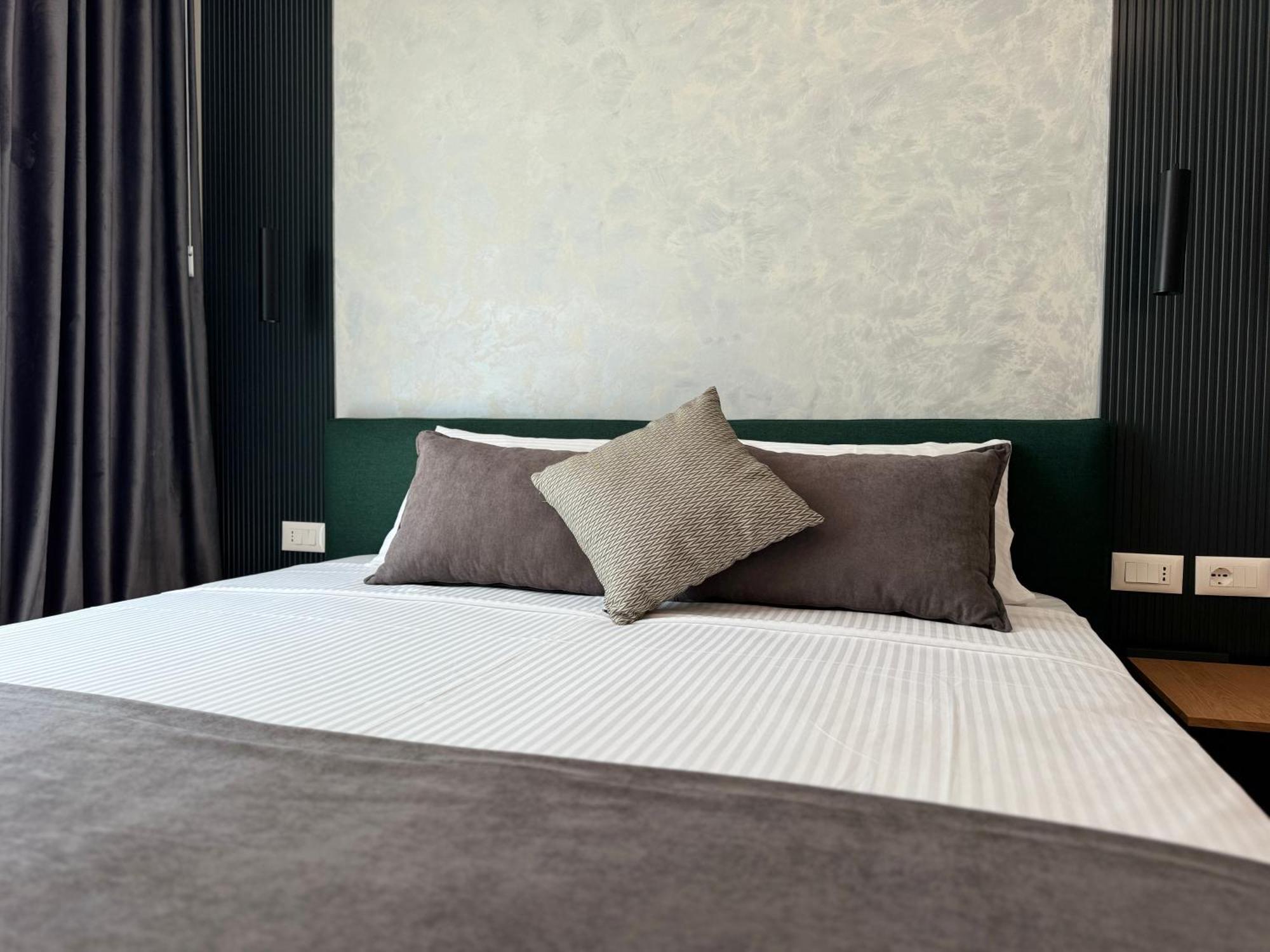 Twins Hotel Вльора Екстер'єр фото