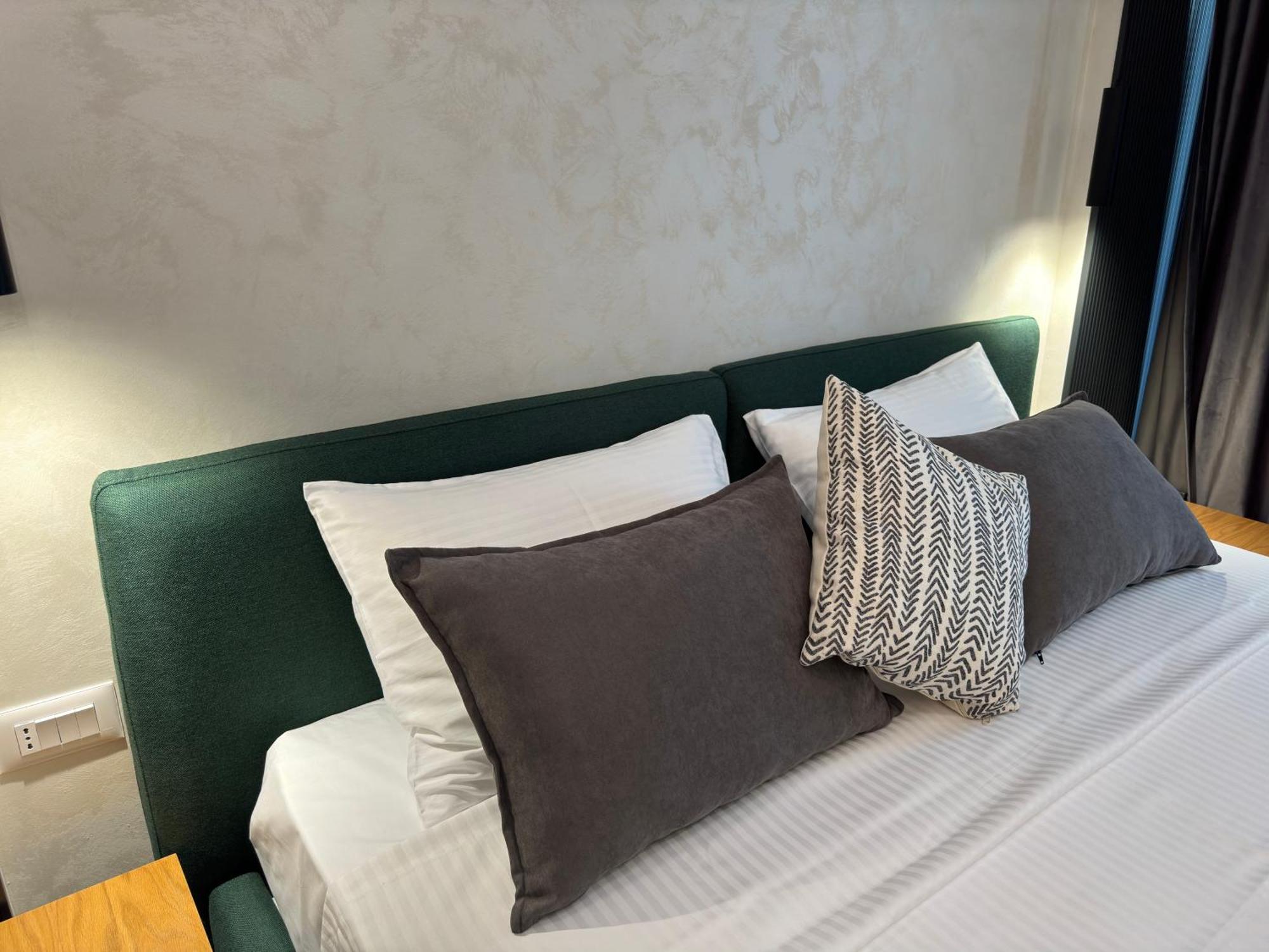 Twins Hotel Вльора Екстер'єр фото