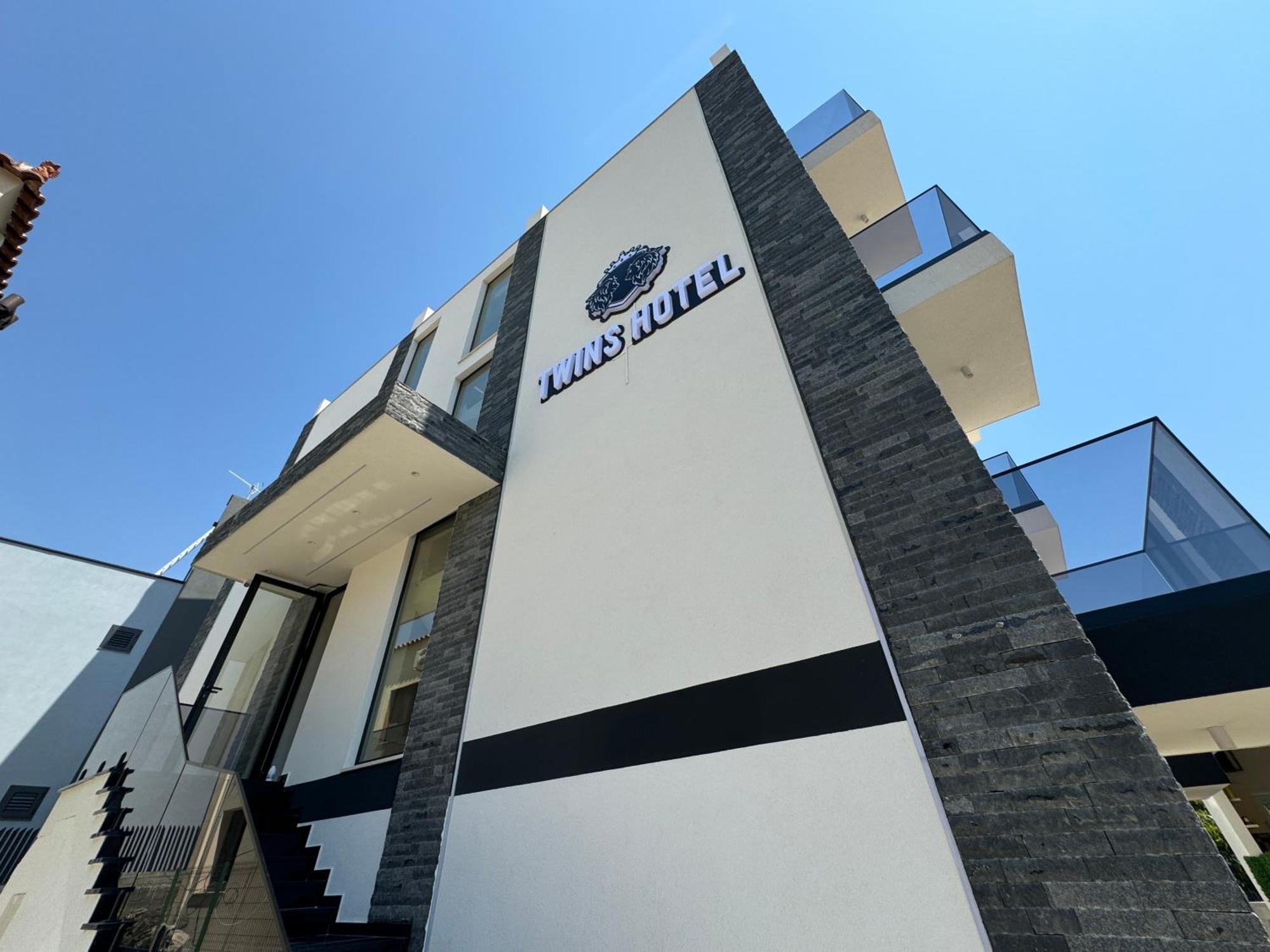 Twins Hotel Вльора Екстер'єр фото