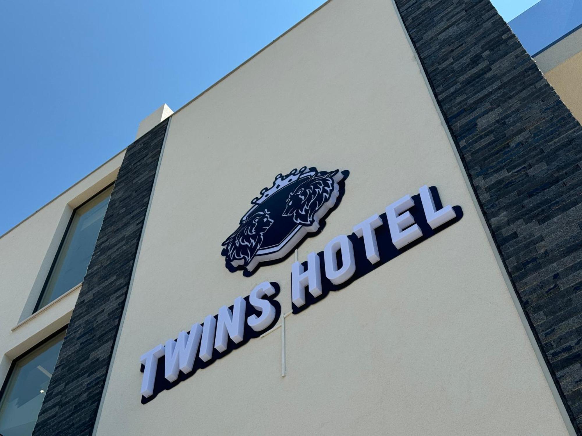 Twins Hotel Вльора Екстер'єр фото